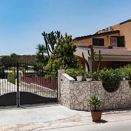 Kamarina Land Bed and Breakfast 3*